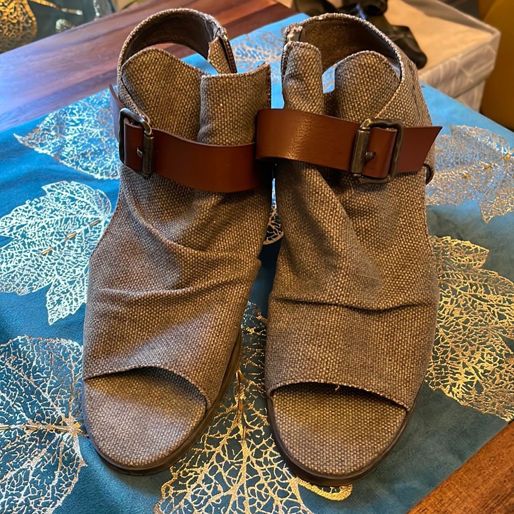 Cloth and leather fashionable mid heel sandal